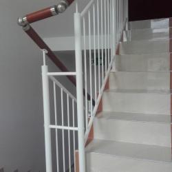balustrady schodowe z poręcza